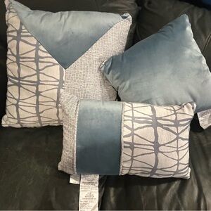 Great detailed with blue velvet throw pillows